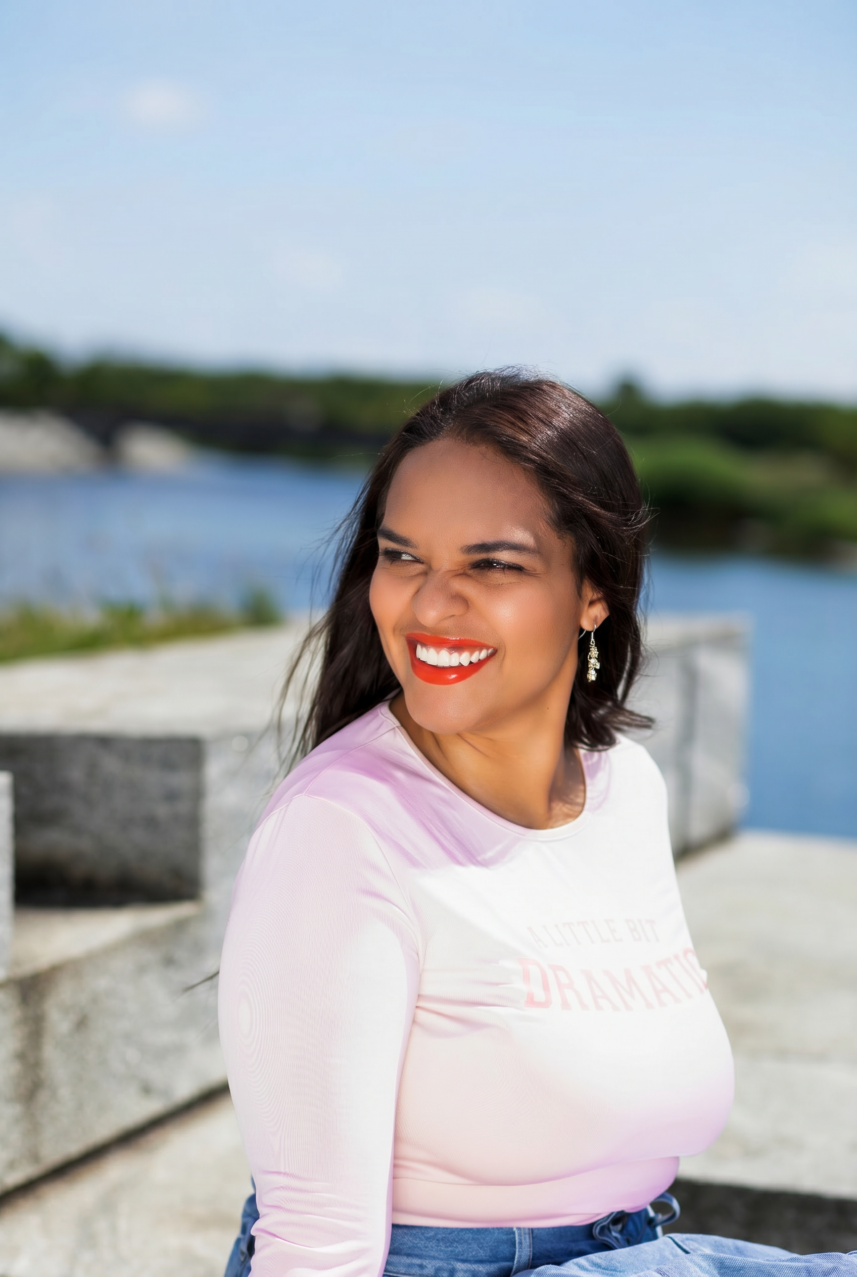 Deb rindo à beira d'água