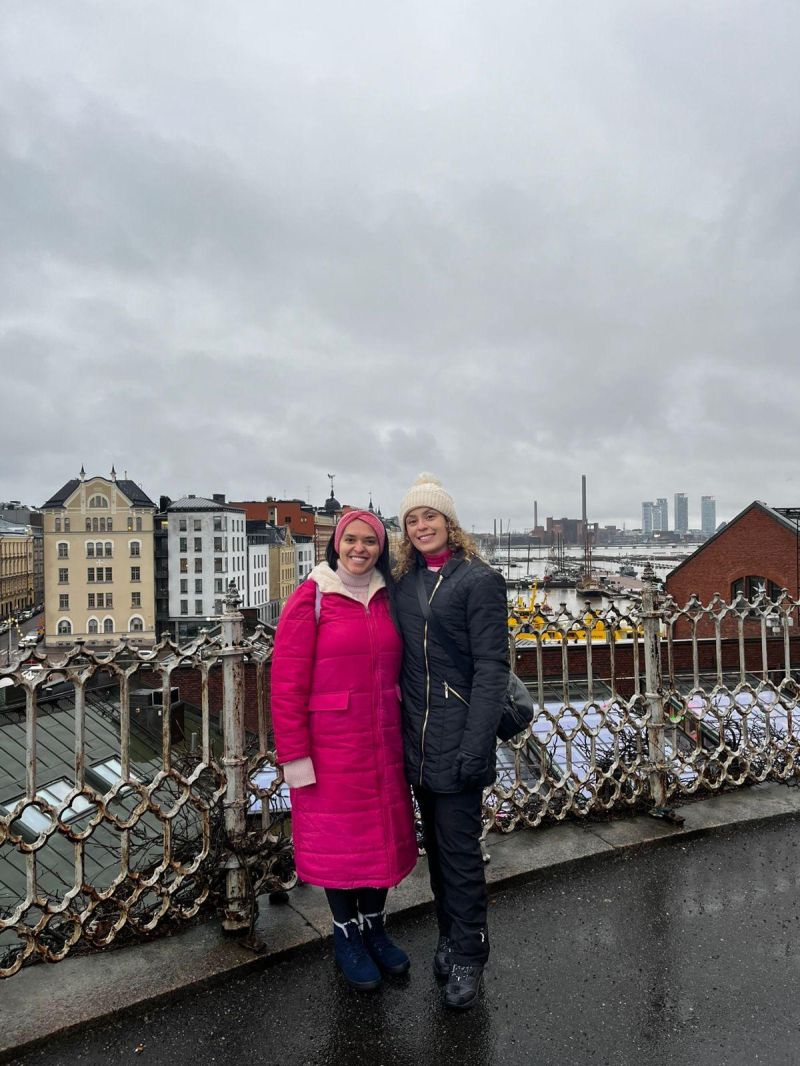 Débora Boström com uma amiga dos tempos da Força Aérea durante uma viagem pela Europa